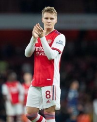  阿森纳防线失误造致命失球  