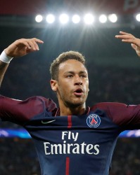  巴黎圣日耳曼主场大胜，里昂遭遇三连败  