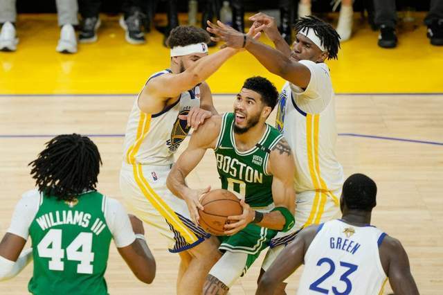  库里单节21分引爆全场勇士逆转鹈鹕止连败  